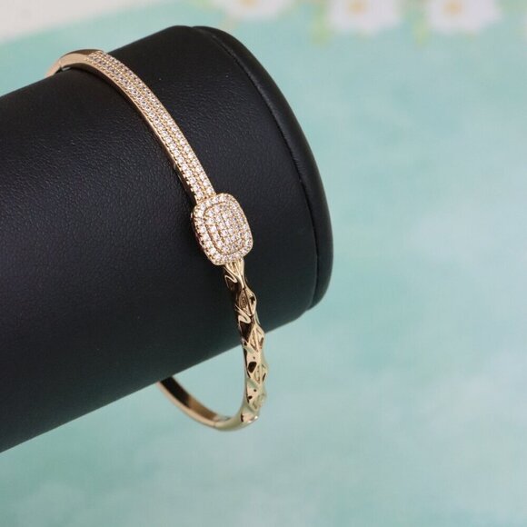 Elegant Rose Gold Bangle with Pave Setting and Textured Detail, XPBL0595 - Picture 4 of 12